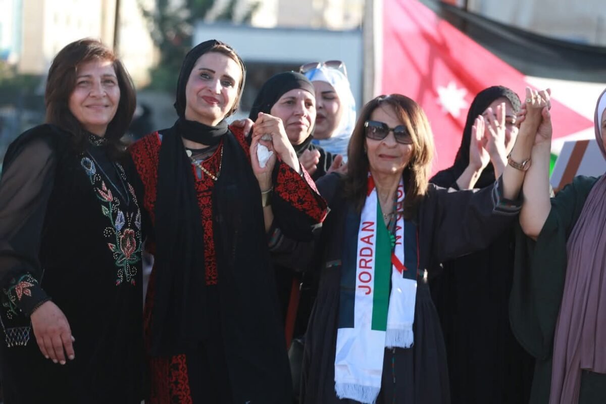 الرؤية :ـ مجتمع أردني يعمه الأمان والسلم المجتمعي تقـود فيه النساء أدوار تعزيز الامن والإستقراروالتكافل المجتمعي لبناء الأمن والسلم المجتمعيين .
الرسالة :ـ تمكين النساء والفتيات في الأردن من المشاركة الحقيقية والفاعلة في جهود السلام والامان المجتمعي والإندماج الحقيقي في أماكن صنع القرار والتأثير من خلال التوعية وبناء القدرات والتأثير في السياســات تماشيا مع القرار 1325 .
الأهداف :ـ
الحماية :ـ رفع مستوى الإستجابة المجتمعية لحماية النساء والفتيات من انتقاص حقوقهن .
.
الوقاية :ـ متابعة توفيراتخاذ التدابير اللازمة للحد من أشكال التمييز ضد النساء والفتيات مع الأخذ بعين الإعتبار الأسباب الجذرية للعنف.
.
الإغاثة والإنعاش :ـ بذل الجهد لتوفيرالدعم والحماية للنساء والفتيات ؛ بما يشمل تلبية الإحتياجات الخاصة لكل النساء على أرض الوطن.
بناء الثقة المجتمعية :ـ رفع قدرات النساء لبناء جسور الثقة وتسهيل الحوار الإيجابي نحو السلام والتعافي .