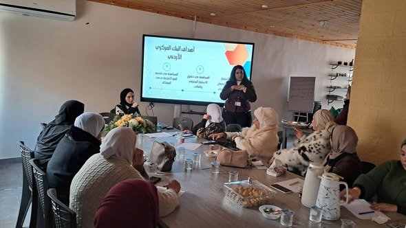 جلسة توعوية مالية لسيدات المجتمع بالتعاون مع البنك المركزي الأردني
ضمن جهودها المستمرة في تعزيز الوعي القانوني والمالي، نظّمت جمعية دعم لتمكين المرأة جلسة توعوية متخصصة قدّمها البنك المركزي الأردني، استهدفت سيدات المجتمع والناشطات، بهدف تعزيز الثقافة المالية وتمكينهن من اتخاذ قرارات مالية واعية.
💡 تناولت الجلسة مجموعة من المحاور المهمة، أبرزها:
حماية المستهلك المالي
التوعية والتثقيف المالي
الاقتراض وأسس التعامل مع القروض
الحسابات البنكية وأنواعها
الكفالة ومخاطرها القانونية
الشيكات البنكية والتعامل الآمن معها
الاحتيال المالي الإلكتروني وطرق الوقاية منه
حقوق وواجبات المستهلك المالي
✨ وقد شهدت الجلسة تفاعلًا مميزًا من المشاركات، حيث تم طرح العديد من الأسئلة والنقاشات التي تعكس أهمية رفع الوعي المالي لدى المرأة، ودوره في تحقيق الاستقرار والاستقلال الاقتصادي.